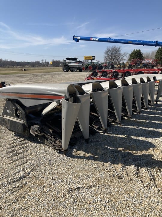 2001 Gleaner Hugger 830 Equipment Image0