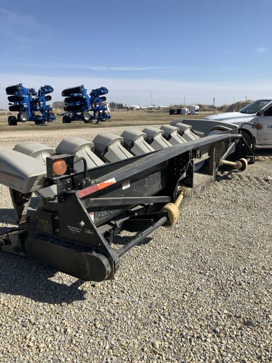 Image of Gleaner Hugger 830 equipment image 2