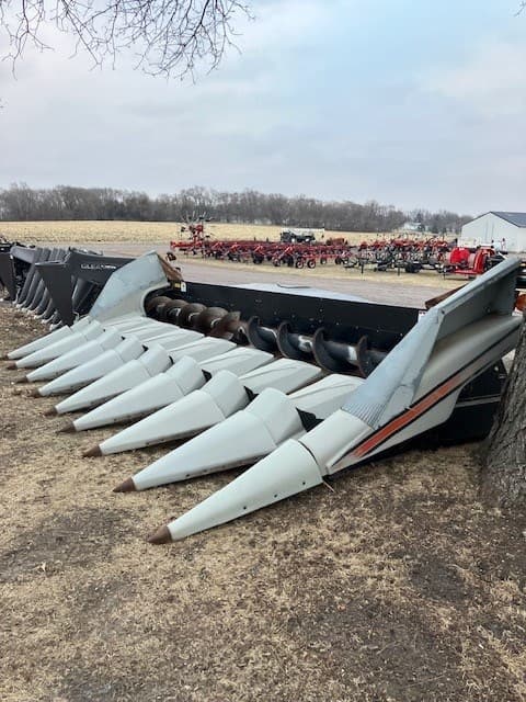 Image of Gleaner 830 equipment image 1