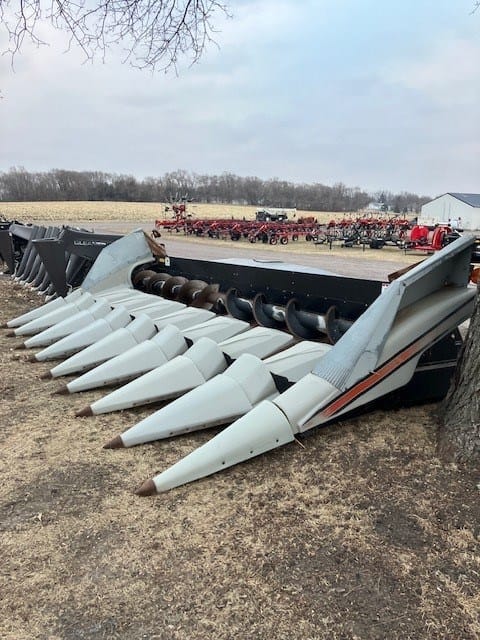 2001 Gleaner 830 Equipment Image0