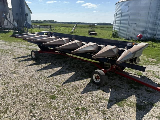 Image of Gleaner 830 equipment image 2