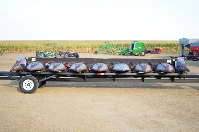 Image of Gleaner 836 equipment image 1