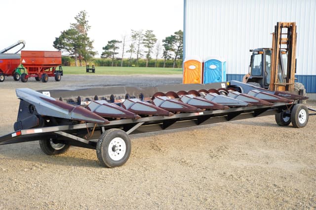 Image of Gleaner 836 equipment image 2