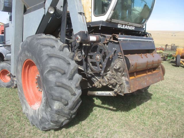 Image of Gleaner L2 equipment image 2