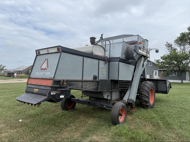Image of Gleaner M equipment image 4