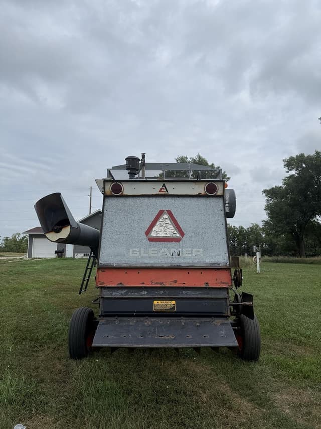Image of Gleaner M equipment image 3