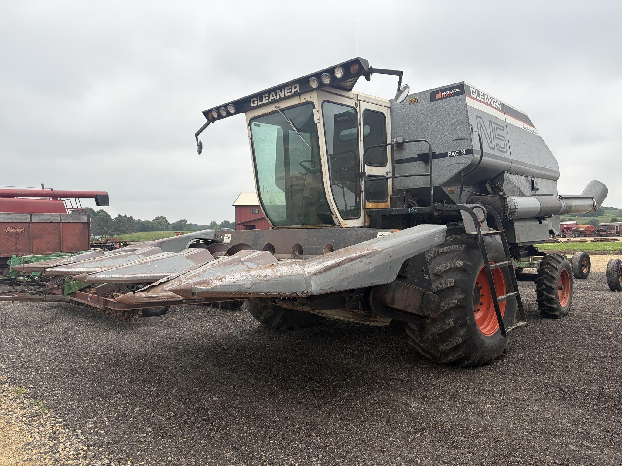 Gleaner N5 Equipment Image0