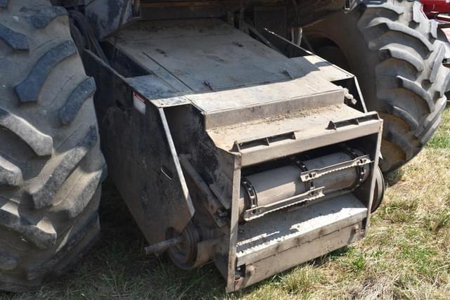 Image of Gleaner N6 equipment image 4