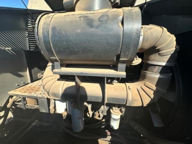 Image of Gleaner N7 equipment image 3