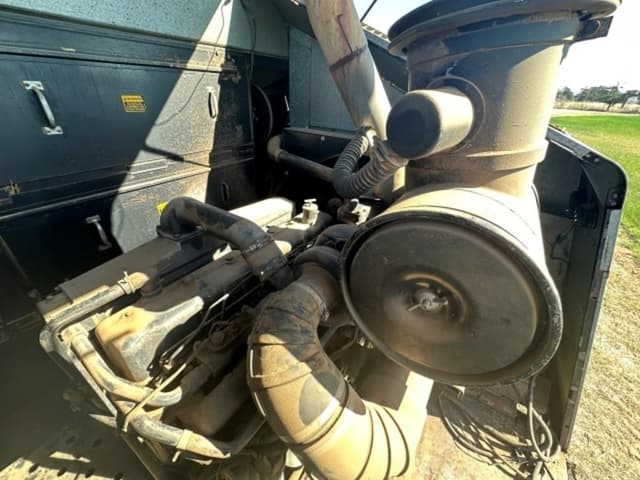 Image of Gleaner N7 equipment image 4