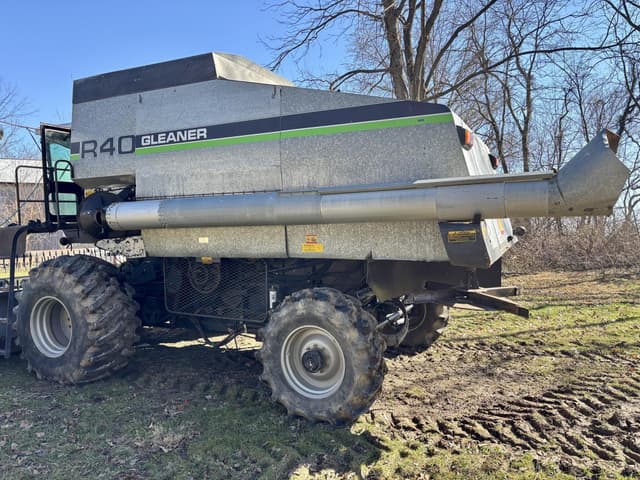 Image of Gleaner R40 equipment image 3