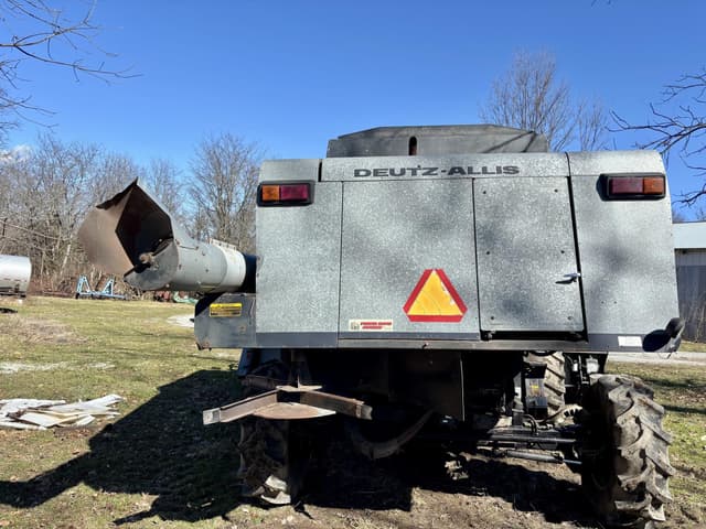 Image of Gleaner R40 equipment image 4