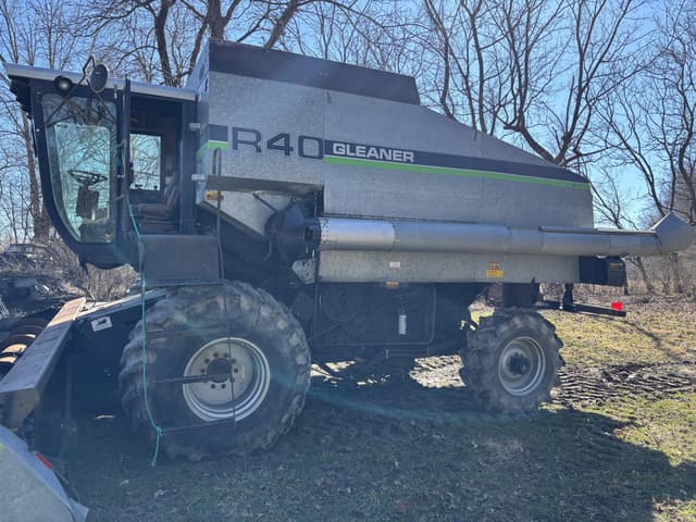 Image of Gleaner R40 equipment image 2