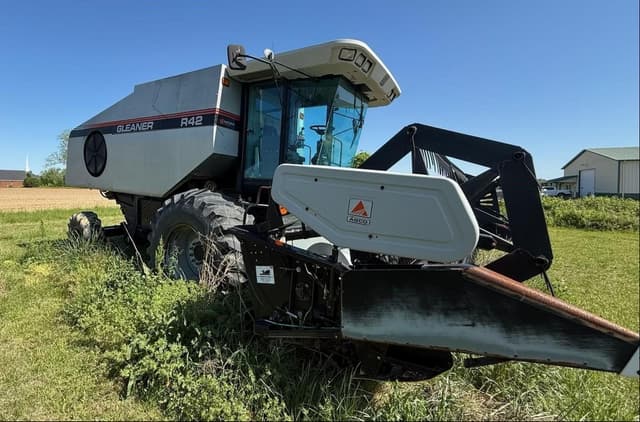 Image of Gleaner R42 equipment image 4
