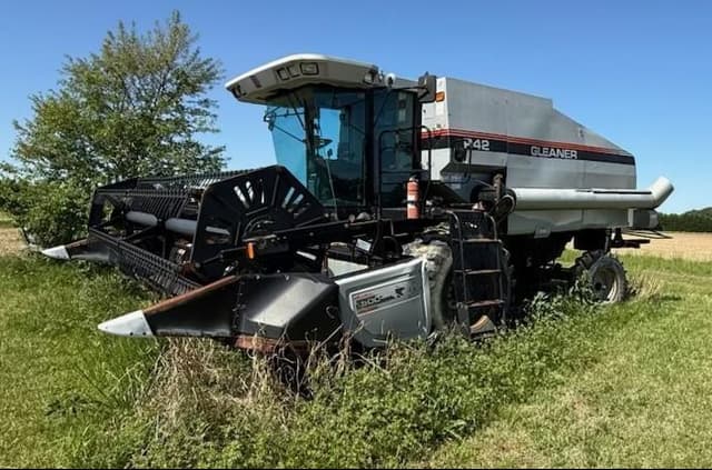 Image of Gleaner R42 equipment image 1