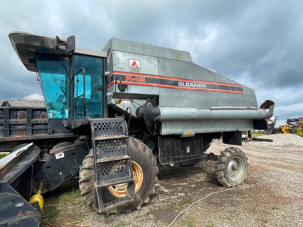 Main image Gleaner R42