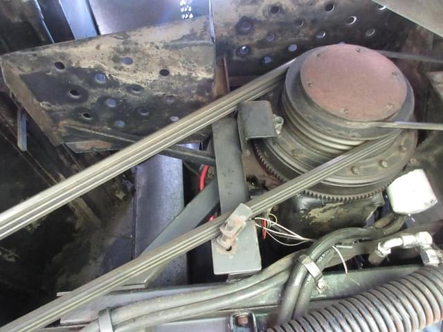 Image of Gleaner R50 equipment image 3