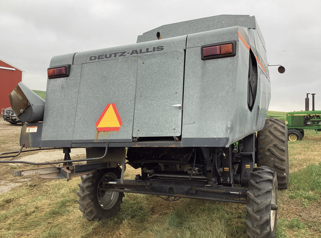 Image of Gleaner R50 equipment image 4