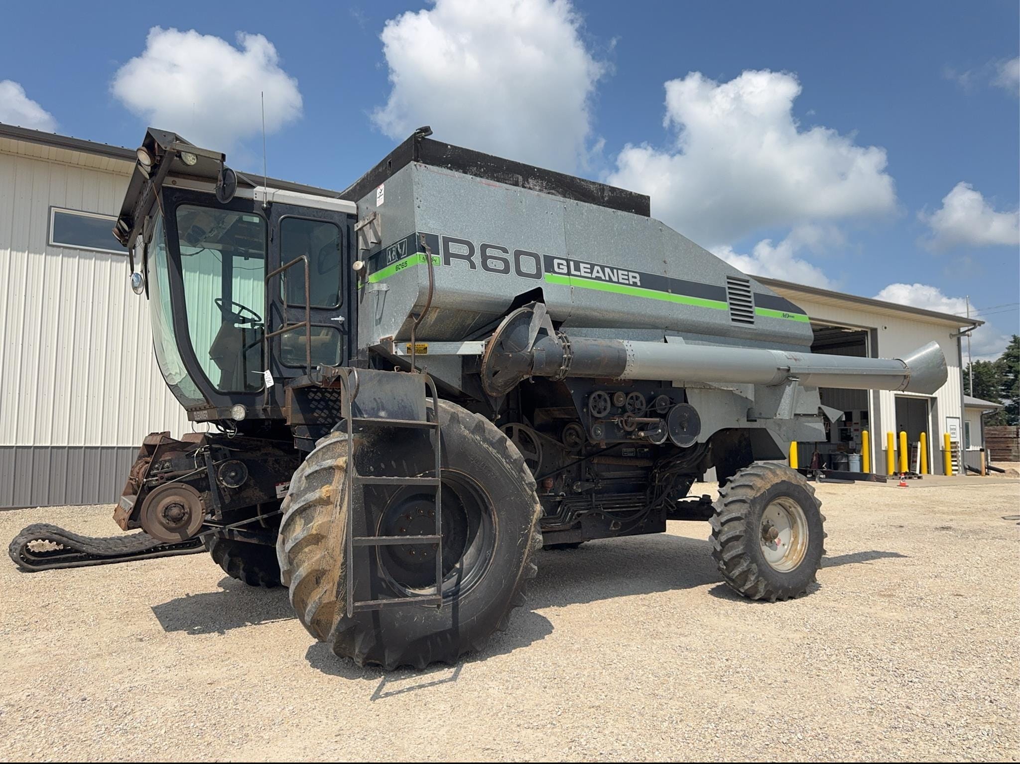 Gleaner R60 Equipment Image0
