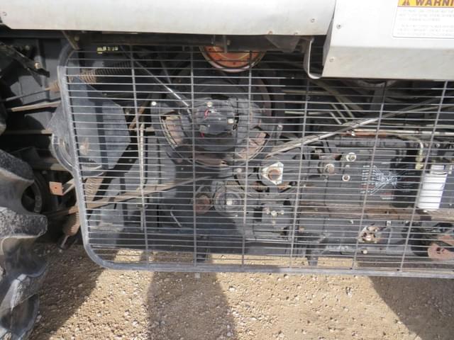 Image of Gleaner R62 equipment image 3