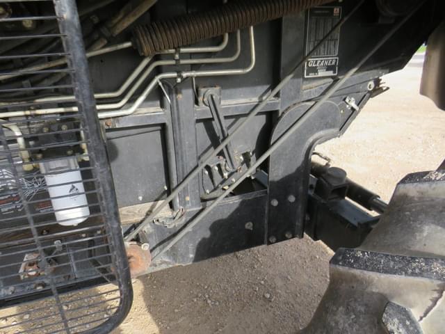 Image of Gleaner R62 equipment image 4