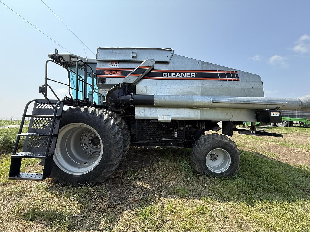 Image of Gleaner R62 Primary image