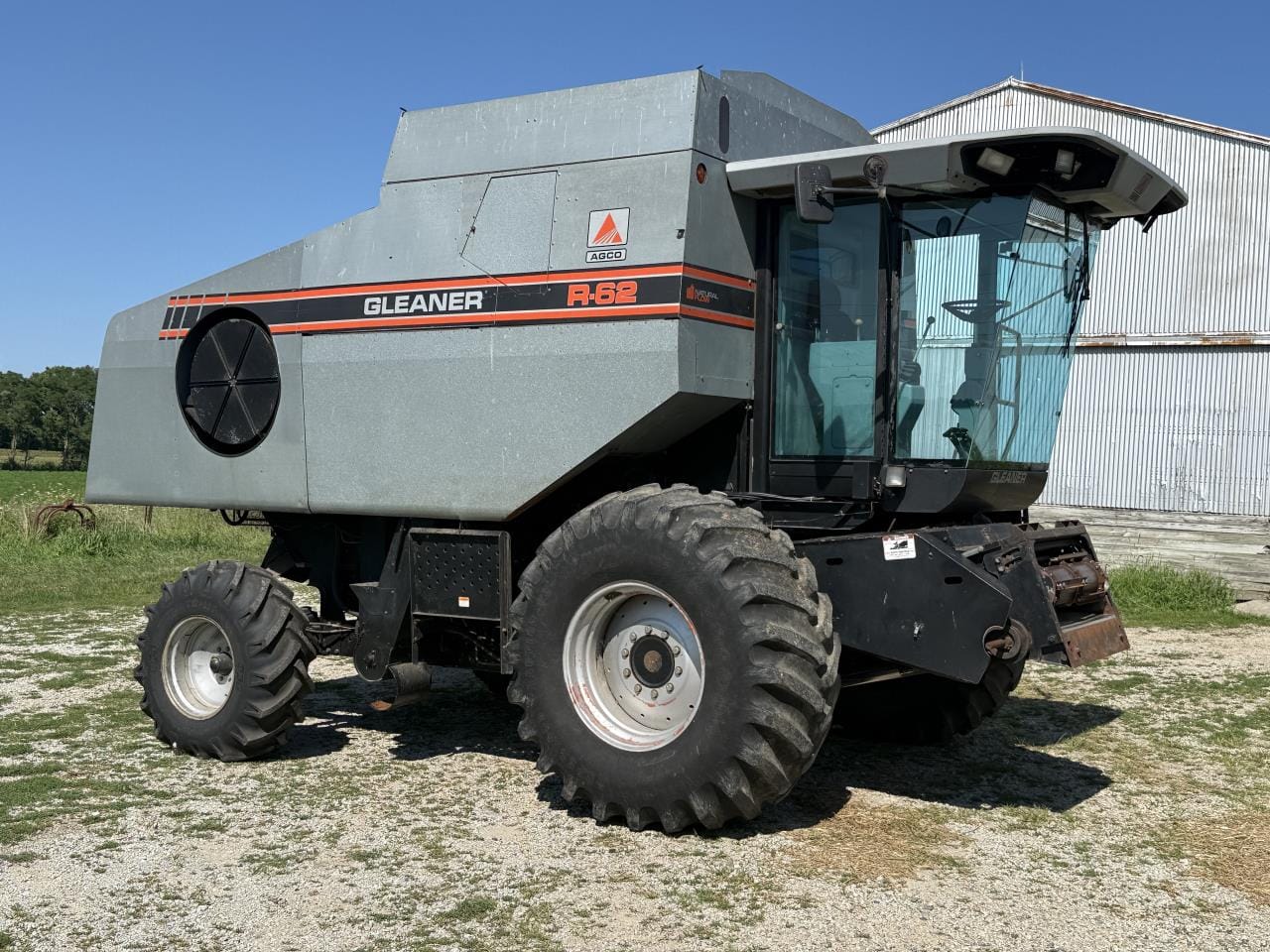 Gleaner R62 Equipment Image0