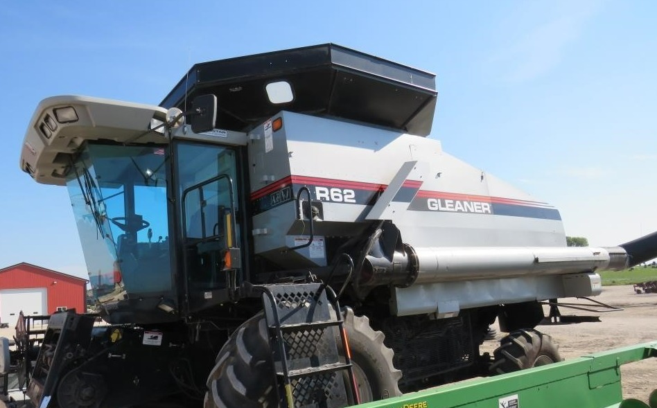 Main image Gleaner R62