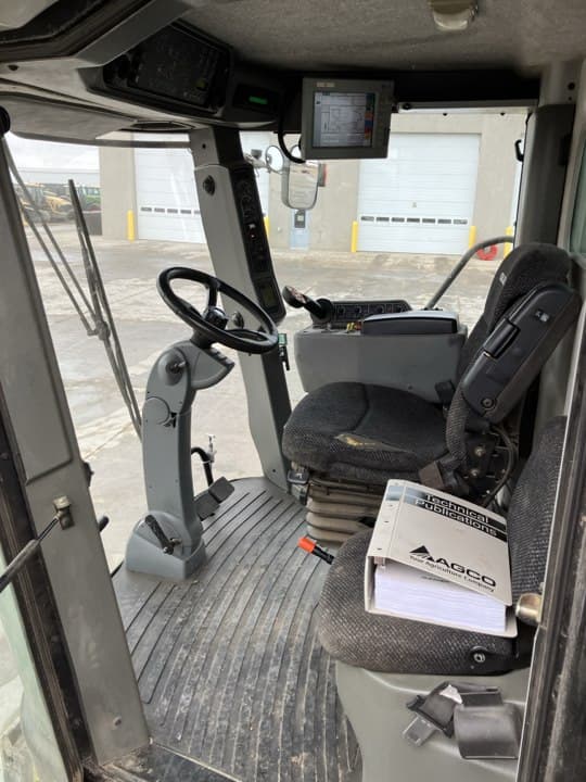 Image of Gleaner R76 equipment image 4