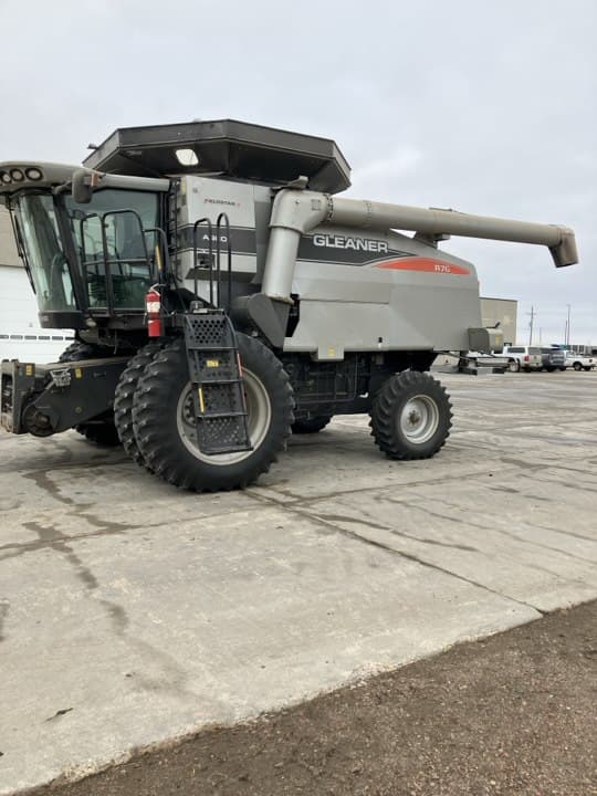 Image of Gleaner R76 equipment image 2