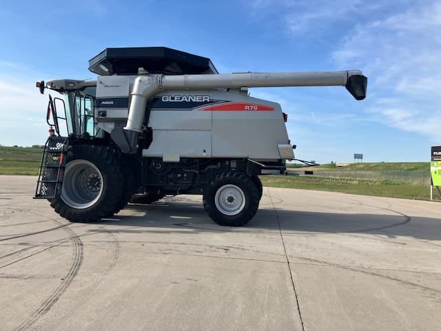 Image of Gleaner R76 equipment image 1