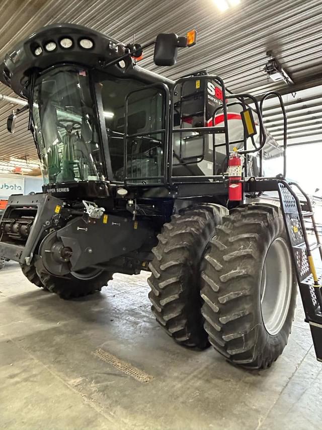 Image of Gleaner S68 equipment image 2