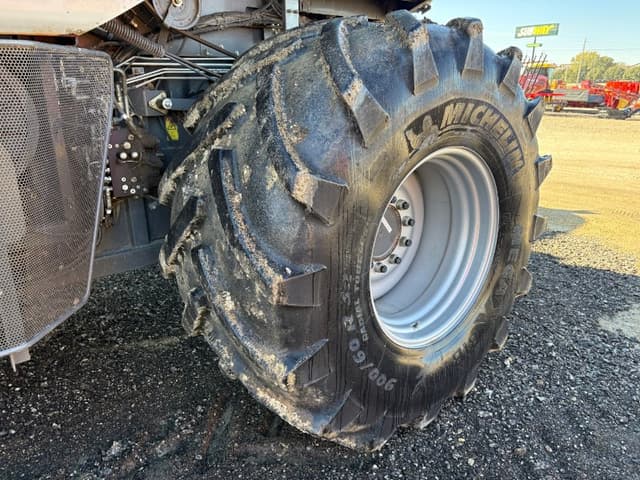 Image of Gleaner S77 equipment image 4