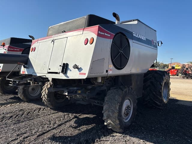 Image of Gleaner S77 equipment image 2
