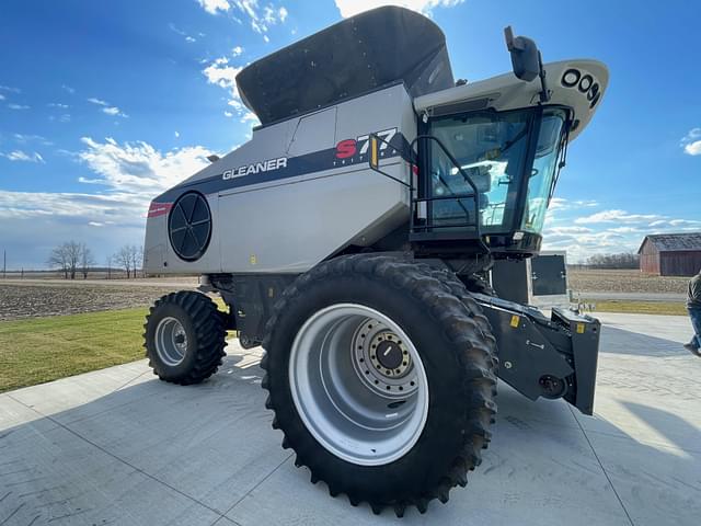Image of Gleaner S77 Trutura equipment image 3