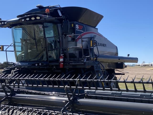 Image of Gleaner S97 equipment image 3
