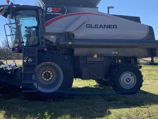 Image of Gleaner S97 equipment image 1