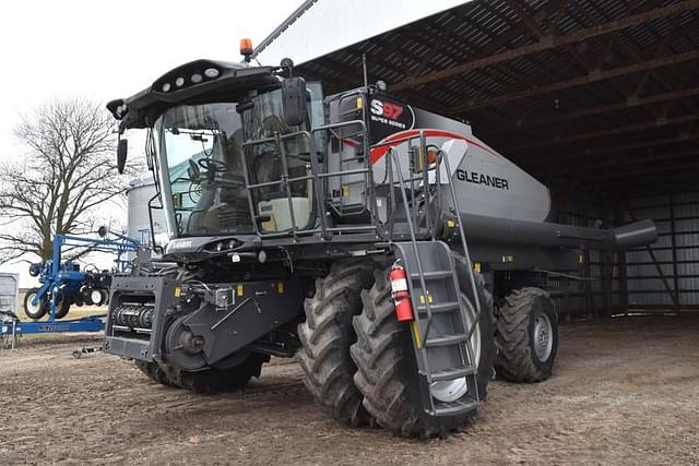 Image of Gleaner S97 equipment image 1