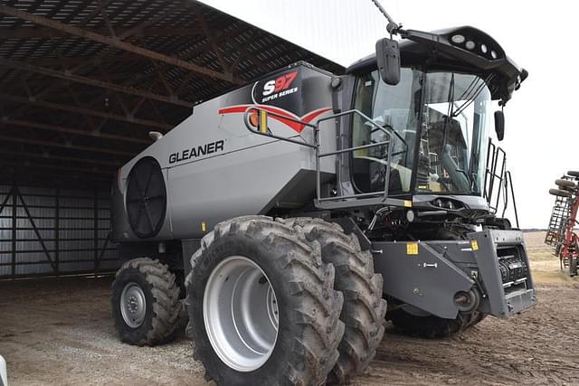 Image of Gleaner S97 equipment image 4