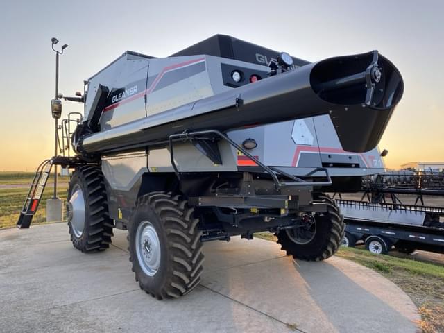 Image of Gleaner T71 equipment image 2