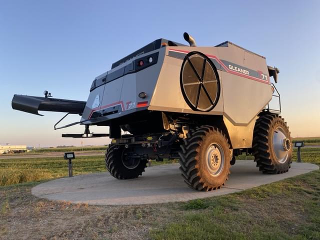 Image of Gleaner T71 equipment image 4
