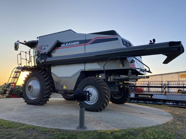 Image of Gleaner T71 equipment image 1