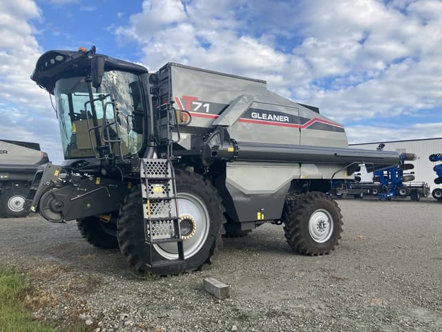Image of Gleaner T71 equipment image 1