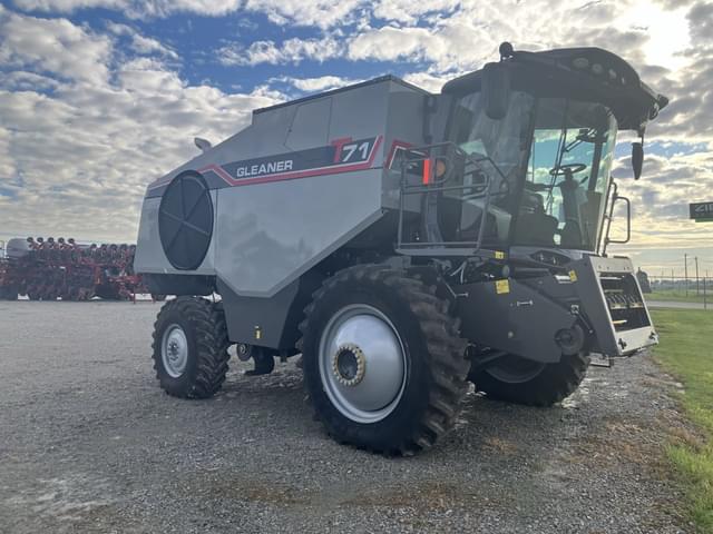 Image of Gleaner T71 equipment image 3