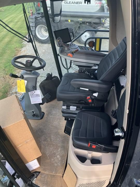 Image of Gleaner T71 equipment image 4