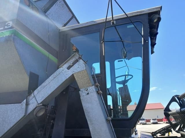 Image of Gleaner L3 equipment image 3