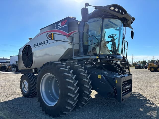 Image of Gleaner S97 equipment image 4