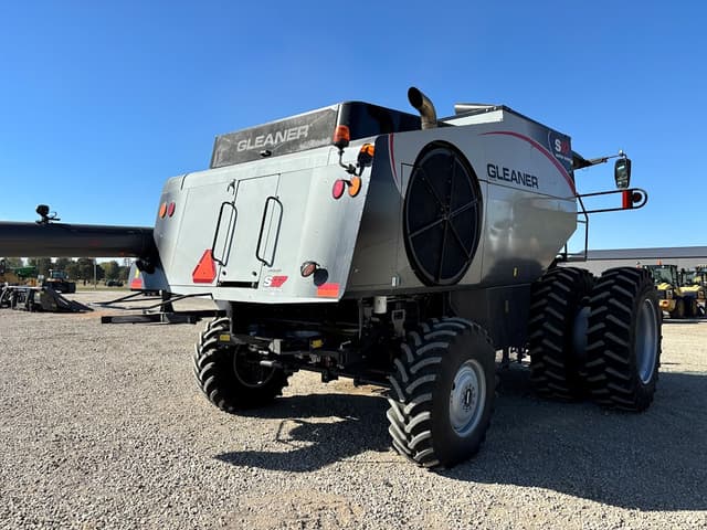 Image of Gleaner S97 equipment image 3