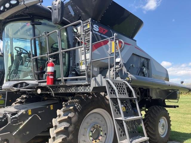 Image of Gleaner S97 equipment image 1
