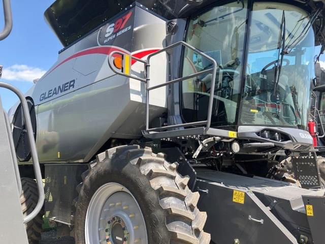 Image of Gleaner S97 equipment image 2